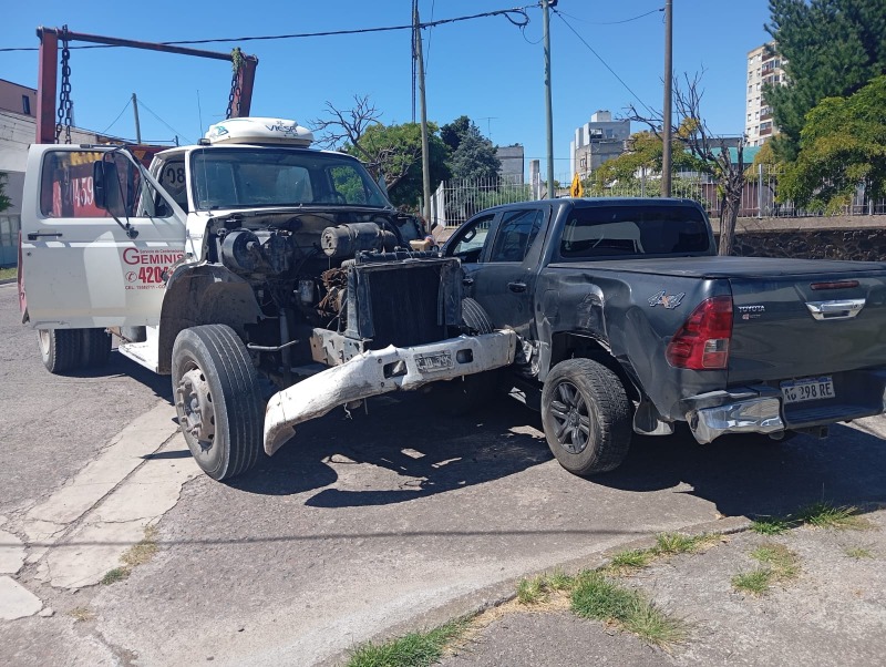 Fuerte choque entre un cami�n y una camioneta